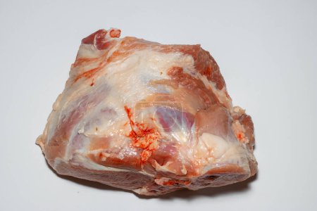 Foto de Cerdo crudo fresco sobre un fondo blanco. Un gran pedazo de filete de carne de búfalo de cerca - Imagen libre de derechos