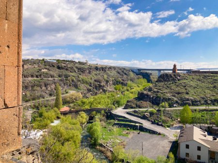 Téléchargez les photos : Eglise Saint Sarkis. situé au bord d'une gorge en face de la ville d'Ashtarak dans la province d'Aragatsotn en Arménie. - en image libre de droit