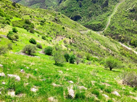Schöne Naturlandschaft und Berge. blauer Himmel. Armenien, Provinz Wajots Dzor