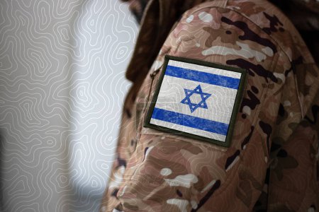 Téléchargez les photos : Soldat d'Israël. Soldat avec drapeau Israël, drapeau Israël sur un uniforme militaire. Vêtements de camouflage - en image libre de droit