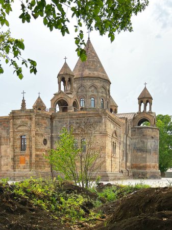Foto de La Catedral de Etchmiadzin es la iglesia madre de la Iglesia Apostólica Armenia - Imagen libre de derechos