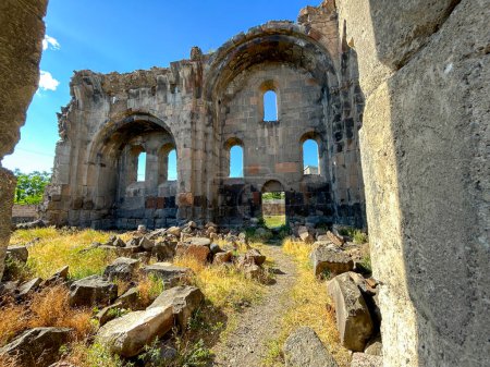 Téléchargez les photos : Eglise de Ptghnavank ou Ptghni située dans le village de Ptghni dans la province de Kotayk en Arménie - en image libre de droit