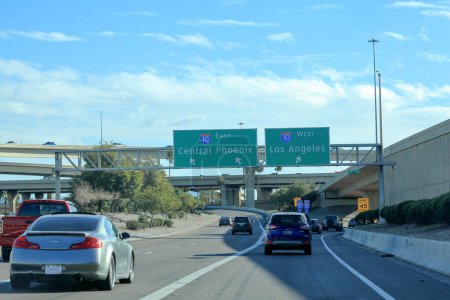 Foto de Phoenix, AZ - January 31, 2023: Slow traffic at the Stack splitting toward Central Phoenix and Los Angeles westward. - Imagen libre de derechos