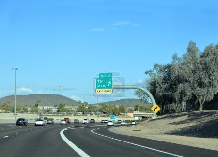 Téléchargez les photos : Arizona Loop 101 eastbound traffic in North West part of Greater Phoenix Metropolitan area known as Valley of the Sun - en image libre de droit