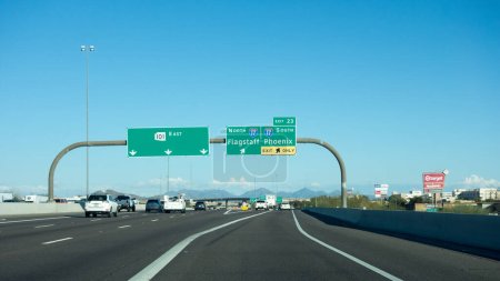Téléchargez les photos : Phoenix, Arizona - 31 janvier 2023 : Trafic à l'heure de pointe en début de soirée sur Arizona Sate Loop 101 à la séparation vers Flagstaff et Phoenix - en image libre de droit