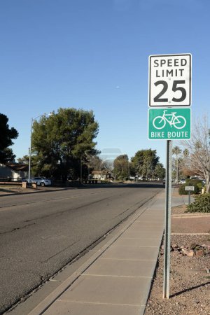 Téléchargez les photos : Rue résidentielle avec signalisation Speed Limt et Bike Route, Phoenix, AZ - en image libre de droit