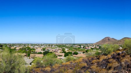 Téléchargez les photos : Côté nord-ouest de Valley of the Sun en regardant les villes Arizona de Phoenix et Glendale Vision Hills sentiers de randonnée ; copier l'espace - en image libre de droit
