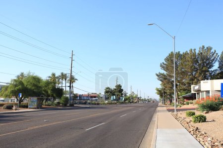 Foto de Phoenix, AZ - 1 de julio de 2023: Xeriscaped North bound 35th Avenue with slow traffic and empty bus stop during early weekend morning - Imagen libre de derechos