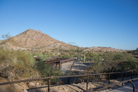 Téléchargez les photos : Arizona State Route Highway 51 et les montagnes lointaines vues d'une réserve de Phoenix Mountain Preserve familiale également connue sous le nom Dreamy Draw zone de loisirs désert - en image libre de droit