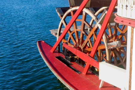 Téléchargez les photos : Gros plan de flotteurs en bois dans une roue à aubes de vapeur de loisirs vintage - en image libre de droit
