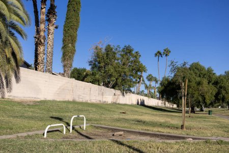 Téléchargez les photos : Barres de fitness asymétriques à faible hauteur à Conocido Park dans le sud-ouest de la ville de Phoenix, Arizona - en image libre de droit