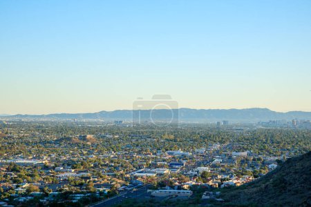 Foto de Arizona Valley of the Sun o área metropolitana del Gran Phoenix vista desde North Mountain Park senderos de senderismo hacia el sudeste en la tarde, espacio de copia - Imagen libre de derechos