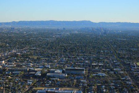 Fin d'après-midi brume bleuâtre au-dessus de Phoenix, capitale de l'Arizona, sous un ciel sans nuages, vue du parc North Mountain vers les montagnes du Sud