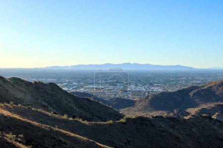 Fin d'après-midi dans la partie ouest de Valley of the Sun, vue de Glendale, Peoria et Phoenix depuis North Mountain Park, Arizona, prise de vue rétroéclairée ; espace de copie
