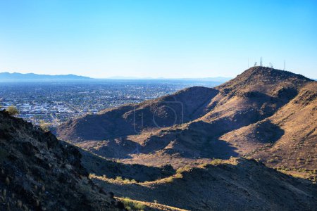 Brume bleuâtre au-dessus de la vallée ouest des villes Soleil de Glendale, Peoria et Phoenix vue depuis North Mountain Park en fin d'après-midi, Arizona