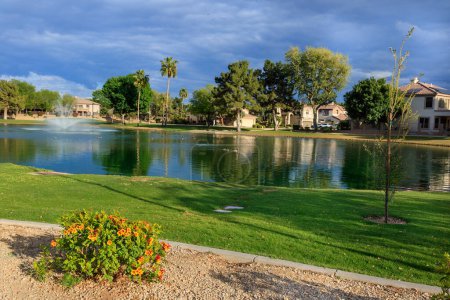 Vorfrühling in Arizona: Wolken über dem Nordufer des Dos Lagos Parks in der Stadt Glendale