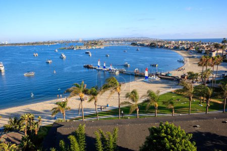 Téléchargez les photos : San Diego, CA - August 12, 2023: Boats, yachts, green lawns and warm water and beach sand and refreshing sea breeze providing great recreation opportunities in Sail Bay - en image libre de droit