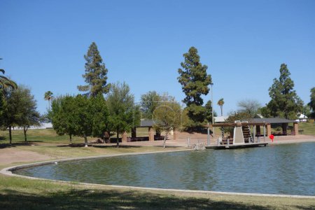Picknick-Ramada und Pier-Pavillon am Kiwanis-See in Tempe, Arizona