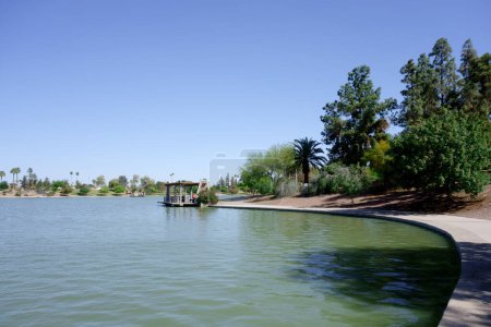 Ramada pique-nique et quai d'amarrage côté eau gazebo au lac Kiwanis parc à Tempe, Arizona