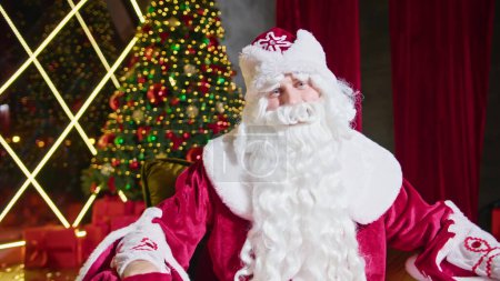 Téléchargez les photos : Père Noël et Mme Père Noël souhaitent joyeux Noël. - en image libre de droit