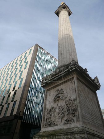Foto de Composición del Monumento y del Edificio Monumento - Imagen libre de derechos