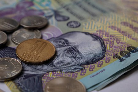 Téléchargez les photos : Papier monnaie roumaine. Un paquet de lei roumain - en image libre de droit