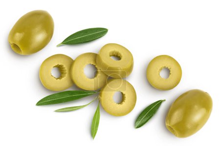 Grüne Oliven mit isolierten Blättern auf weißem Hintergrund mit voller Schärfentiefe. Ansicht von oben. Flache Lage.