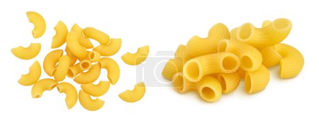 Téléchargez les photos : Pâtes de macaronis crues isolées sur fond blanc avec pleine profondeur de champ. Vue de dessus. Pose plate. - en image libre de droit