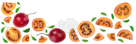 Foto de Fruta fresca de tamarillo con hojas aisladas sobre fondo blanco con espacio de copia para su texto. Vista superior. Puesta plana
. - Imagen libre de derechos