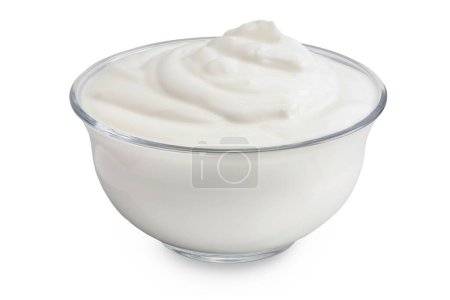 saure Sahne oder Joghurt in Glasschale isoliert auf weißem Hintergrund mit voller Schärfentiefe.