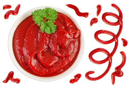 Rote Tomatensauce oder Ketchup in Keramikschale isoliert auf weißem Hintergrund. Ansicht von oben. Flache Lage.