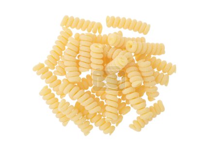 Téléchargez les photos : Pâtes italiennes en forme de spirale, Fusilli bucati macaroni, isolées sur fond blanc. Vue de dessus. Pose plate - en image libre de droit
