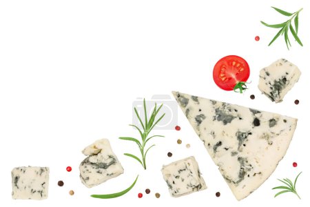 tranches de fromage bleu avec romarin isolé sur fond blanc avec pleine profondeur de champ. Vue supérieure avec espace de copie pour votre texte. Pose plate