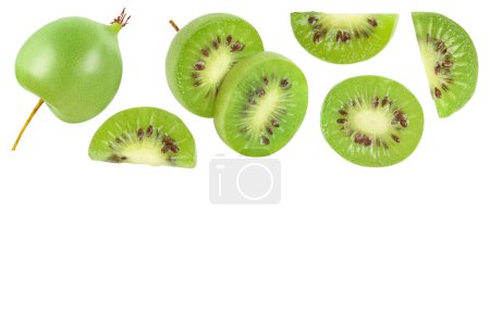 Mini-Kiwi-Babyfrüchte oder actinidia arguta isoliert auf weißem Hintergrund. Draufsicht mit Kopierraum für Ihren Text. Flache Lage,