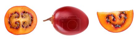 Téléchargez les photos : Demi-fruit tamarillo frais isolé sur fond blanc
. - en image libre de droit