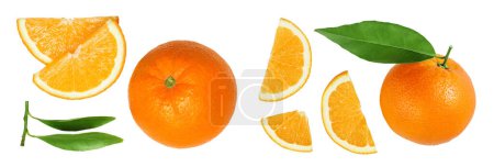 Foto de Fruta naranja con rodajas aisladas sobre fondo blanco. Vista superior. Puesta plana - Imagen libre de derechos
