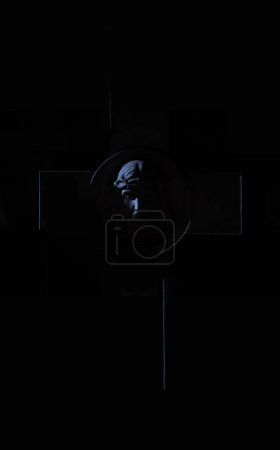 Téléchargez les photos : Jésus Christ sculpture portrait contours dans l'obscurité avec Croix soupir noir arrière-plan vertical image religion concept - en image libre de droit
