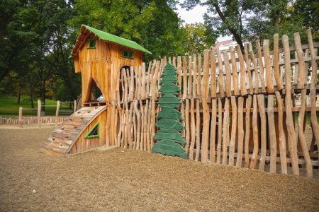 Foto de Niños vacíos parque infantil castillo de madera objeto municipal en parque - Imagen libre de derechos