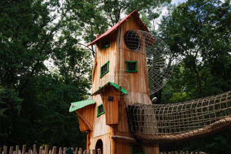 Foto de Niños parque infantil objeto edificio torre de madera exterior lugar en urbano en parque - Imagen libre de derechos