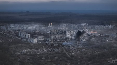 destrucción de la guerra aérea y explosión humo ruinas de la ciudad de Ucrania hito vista desde el avión no tripulado en la región de Donbas después de la invasión rusa en 2022 año