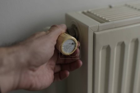 Téléchargez les photos : Vue d'un radiateur à gaz à l'intérieur d'une maison - en image libre de droit