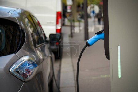 Foto de PARIS - FRANCE - JANUARY 2022: view of an electric car charging station in Paris - Imagen libre de derechos