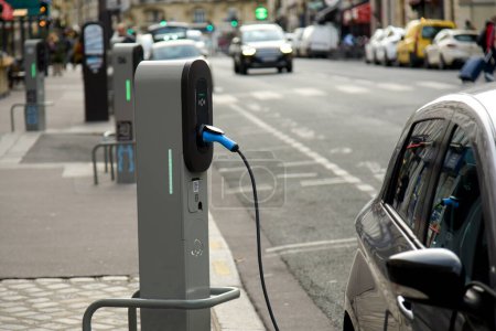 Foto de PARIS - FRANCE - JANUARY 2022: view of an electric car charging station in Paris - Imagen libre de derechos