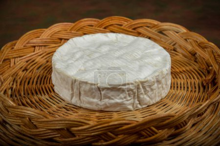 Téléchargez les photos : Vue sur un fromage coulommiers sur un panier en osier - en image libre de droit