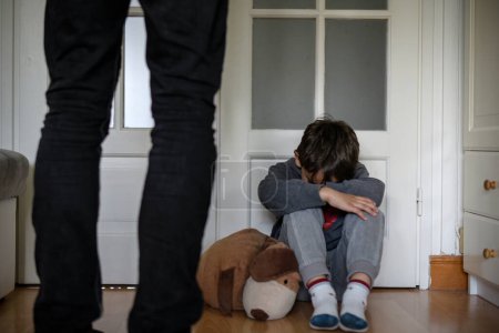 Téléchargez les photos : Vue d'un enfant victime de mauvais traitements dans sa chambre - en image libre de droit