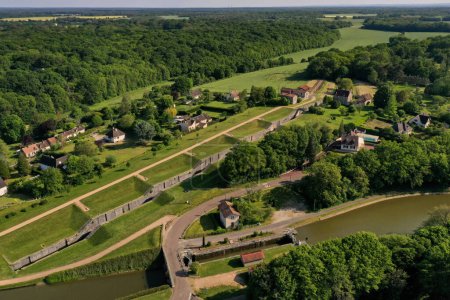 vista aérea sobre Rogny les Sept Ecluses en Bourgogne en Francia