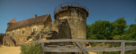 Foto de Guedelon - Francia - Mayo 2023: Vista sobre la construcción medieval de Guedelon en Bourgogne en Francia - Imagen libre de derechos
