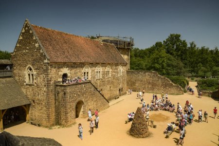 Foto de Guedelon - Francia - Mayo 2023: Vista sobre la construcción medieval de Guedelon en Bourgogne en Francia - Imagen libre de derechos