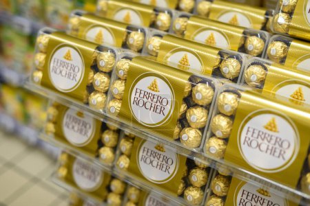 Foto de Melun - Francia - 20 de abril de 2024: vista de las rocas de chocolate de la marca ferrero en un supermercado - Imagen libre de derechos