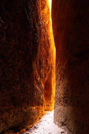 Formation rocheuse naturelle qui éclaire orange vif pendant une heure par jour lorsque le soleil passe dans l'ouest de l'Australie.